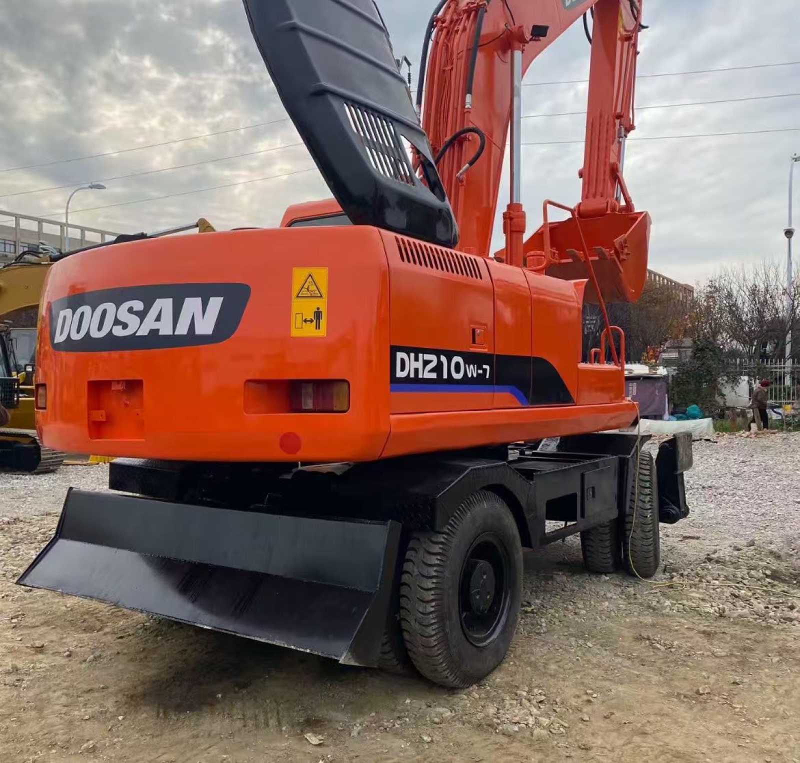 Doosan DH210W used excavator 0 photo 2