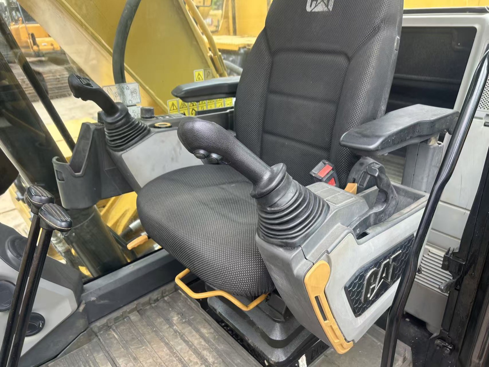 CAT 320 used excavator 0 photo 5