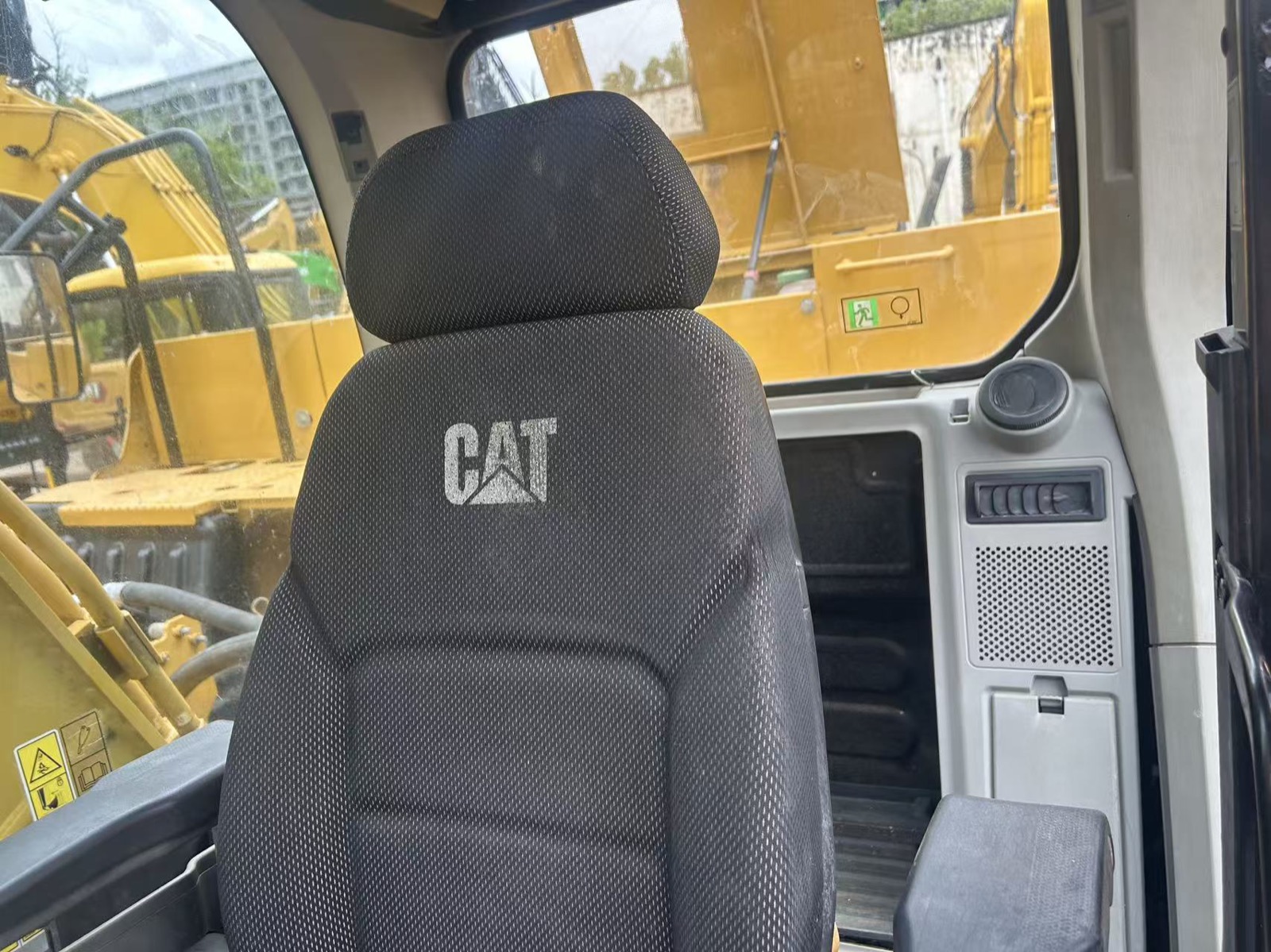 CAT 320 used excavator 0 photo 3