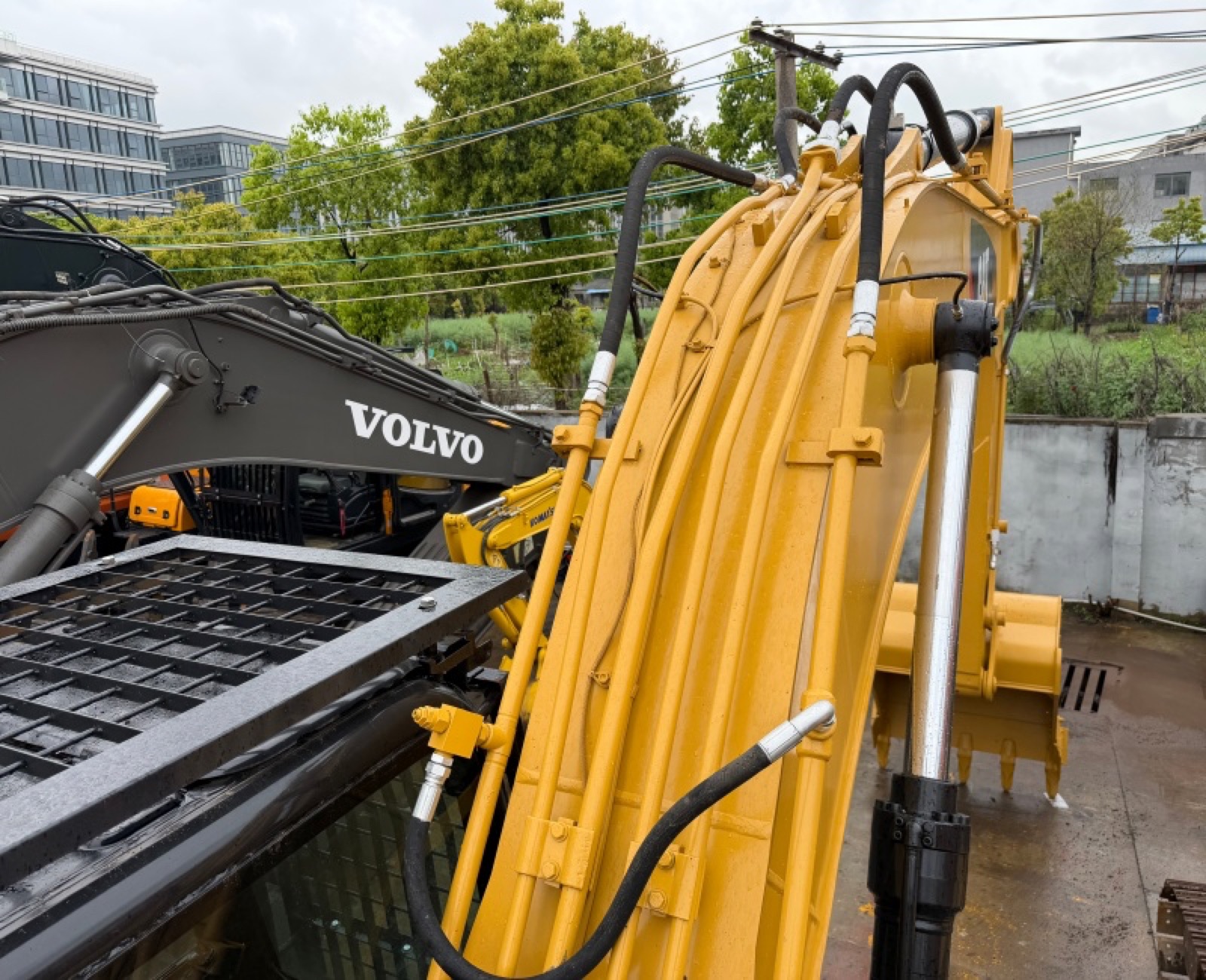 Hyundai 305LC-7 used excavator 0 photo 2
