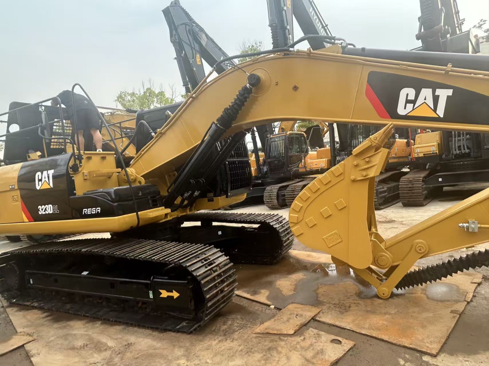 CAT 323D2L used excavator 0 photo 5