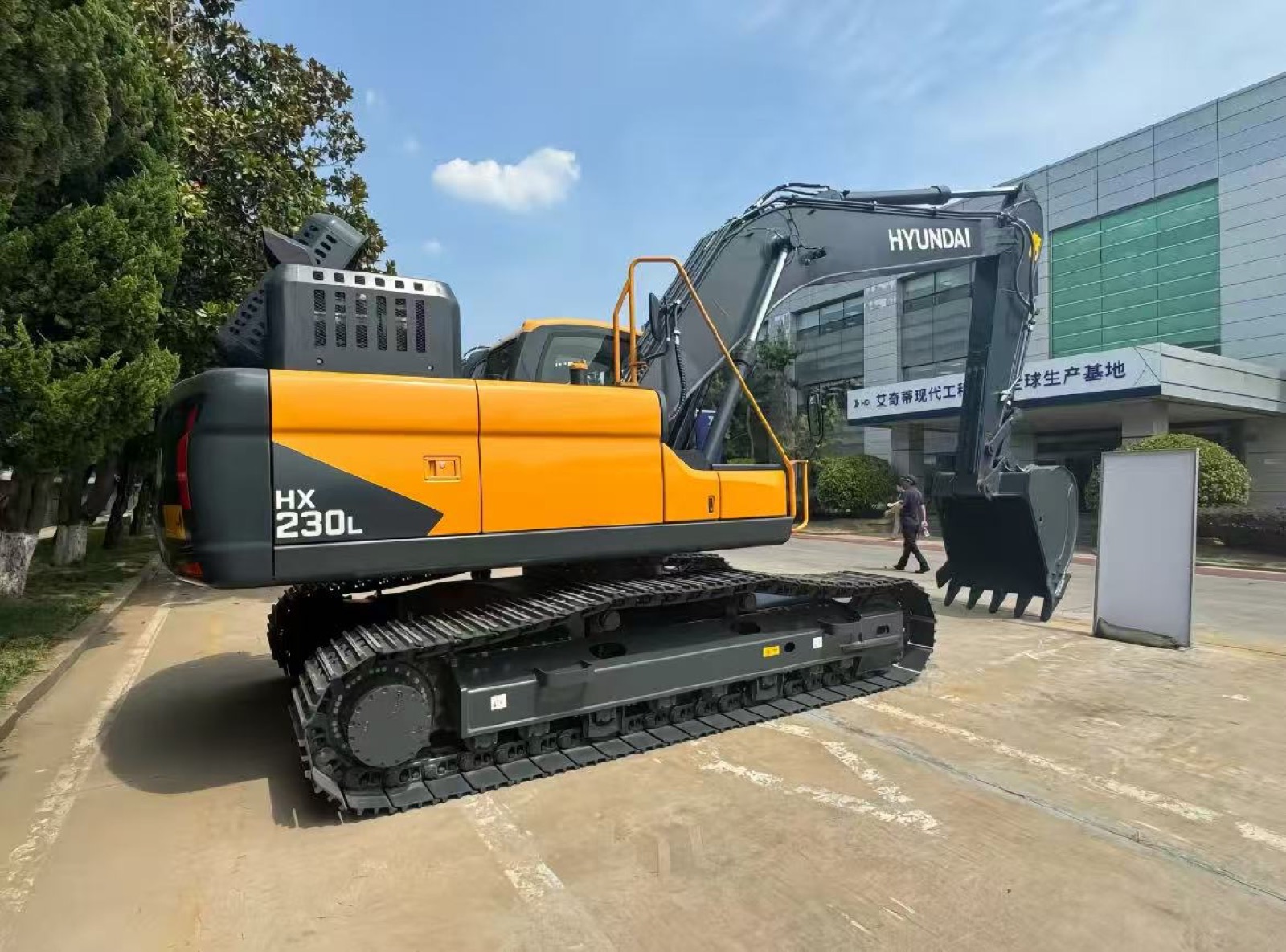 Used Hyundai HX230L Excavator for Sale