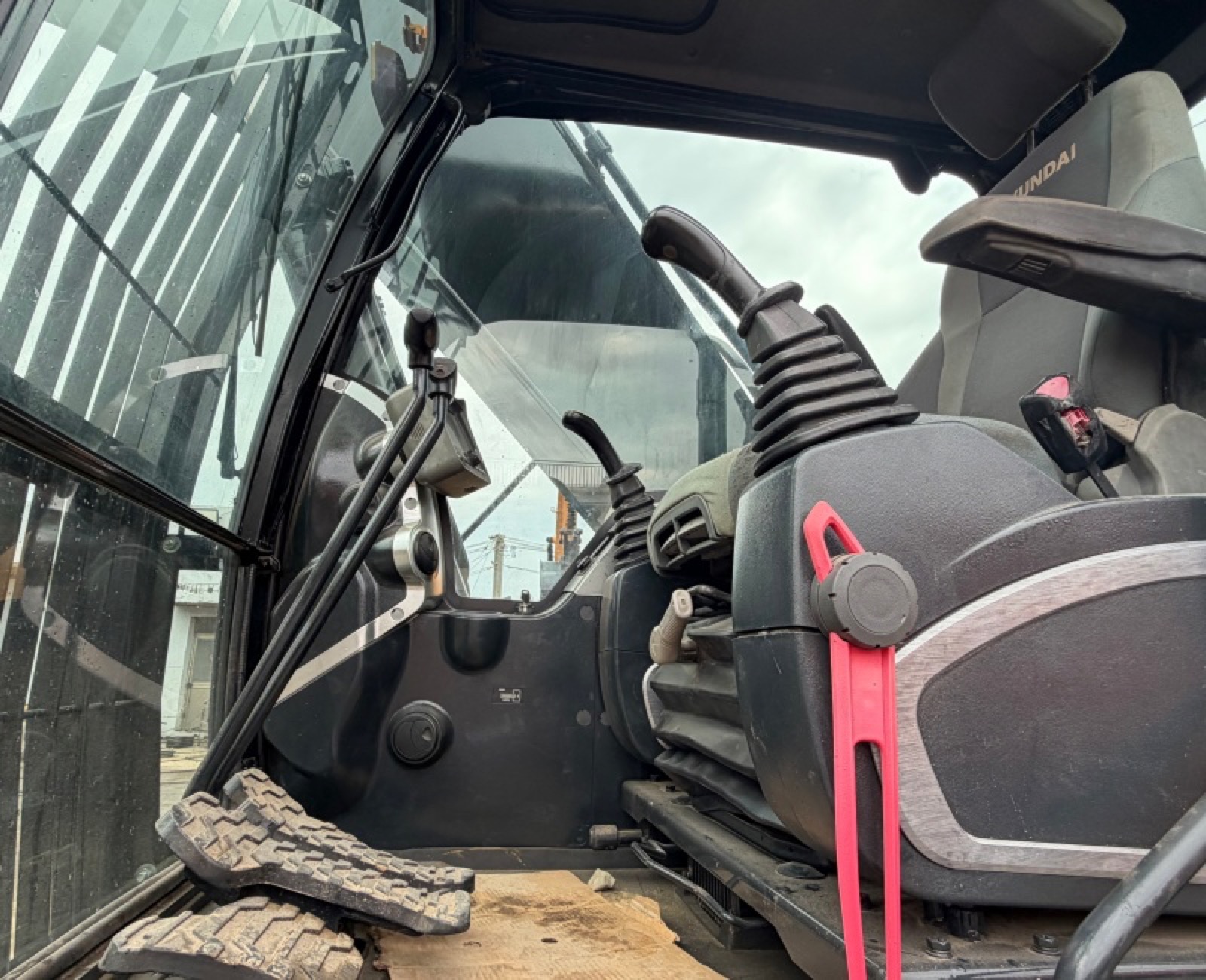 Hyundai 220 used excavator 0 photo 8