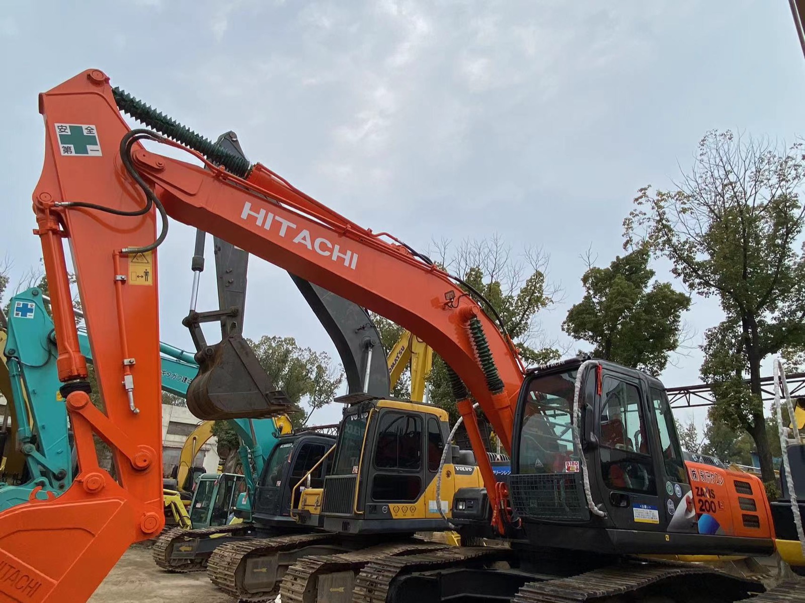 Hitachi ZX200 used excavator 0 photo 4