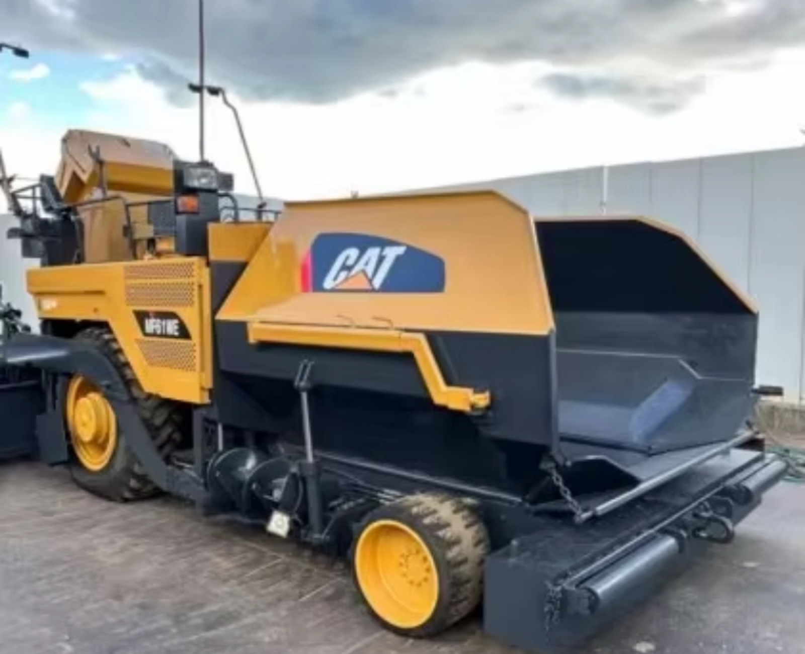 Used Caterpillar AP600E Asphalt Paver for Sale