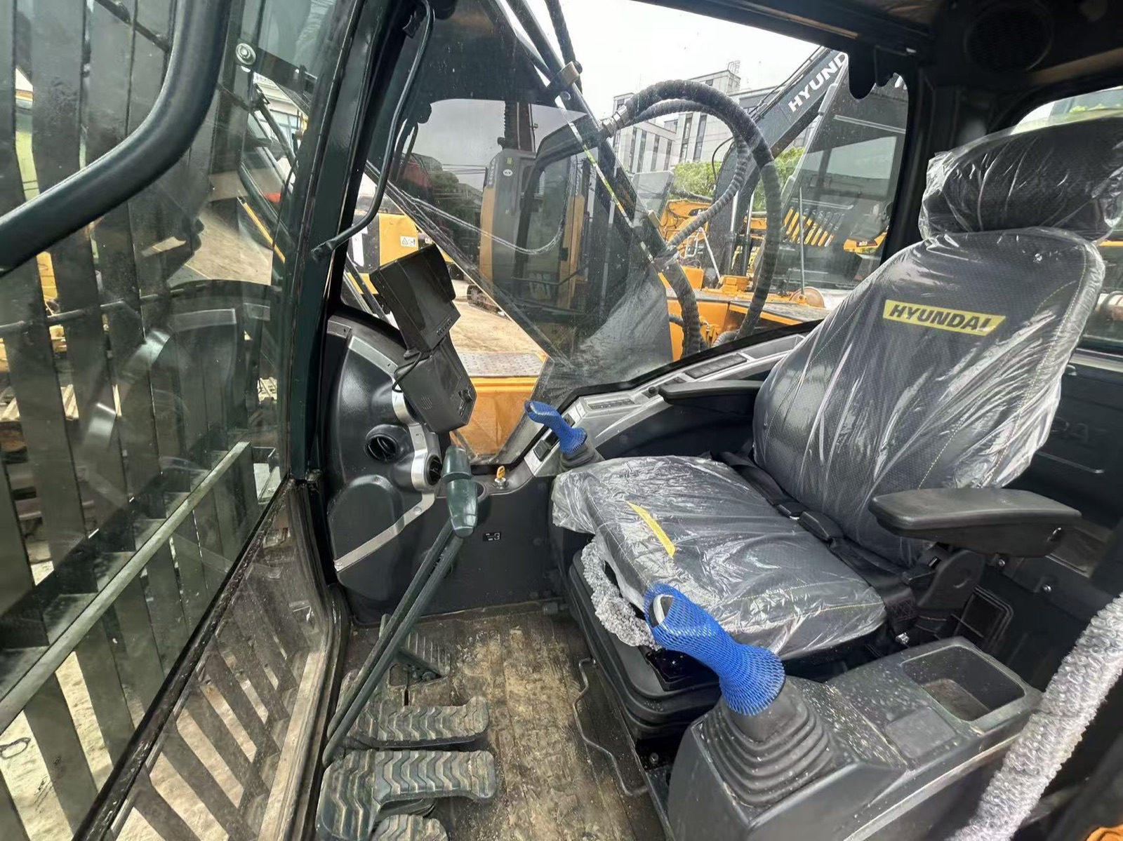 Hyundai 305LC-9T used excavator 0 photo 3