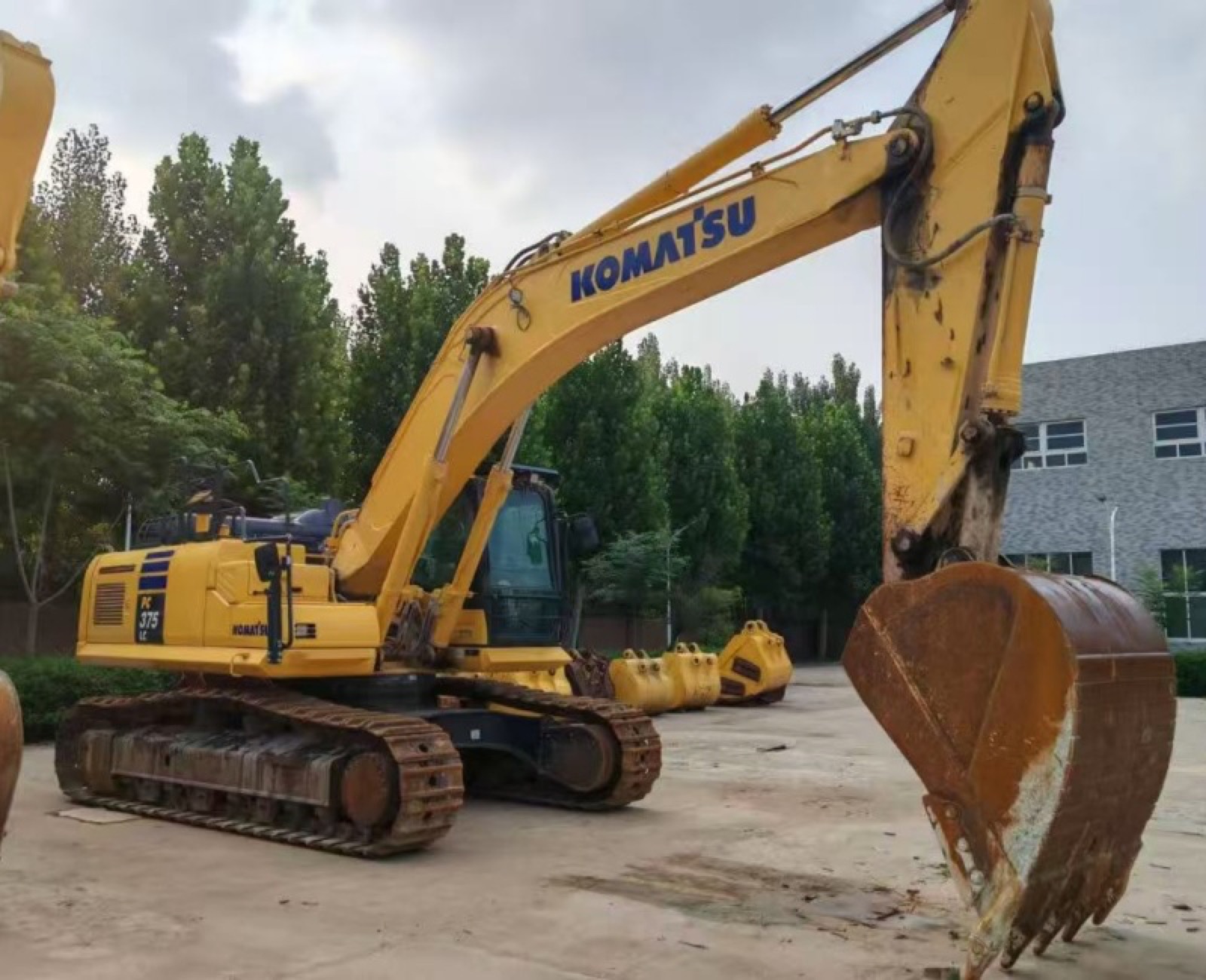 Komatsu PC375 used excavator 0 photo 2
