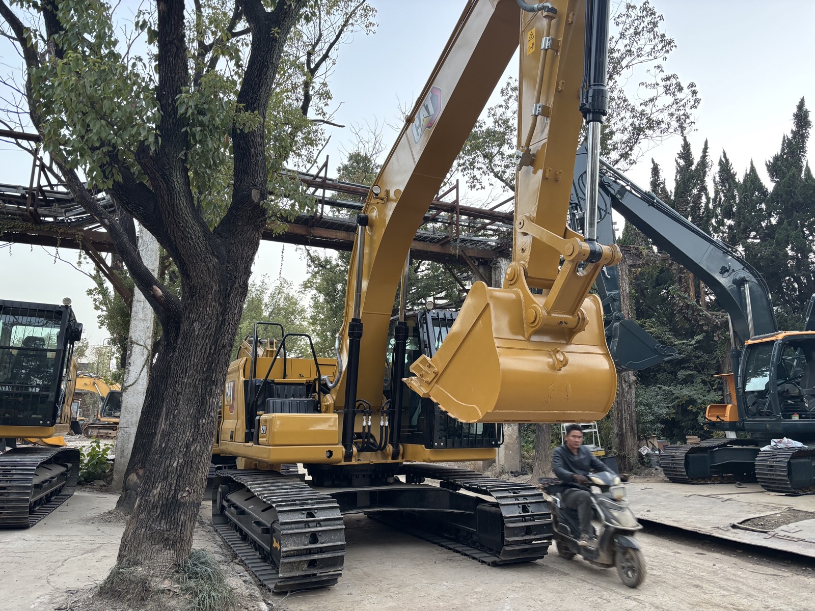 CAT 320 used excavator 0 photo 2