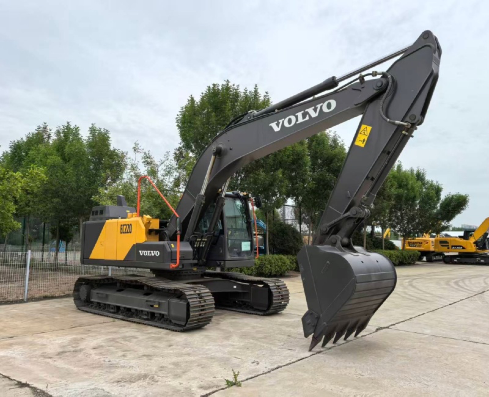 Used Volvo 220 Excavator for Sale
