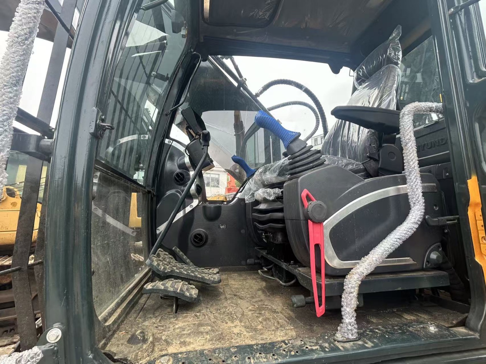 Hyundai 305LC-9T used excavator 0 photo 4