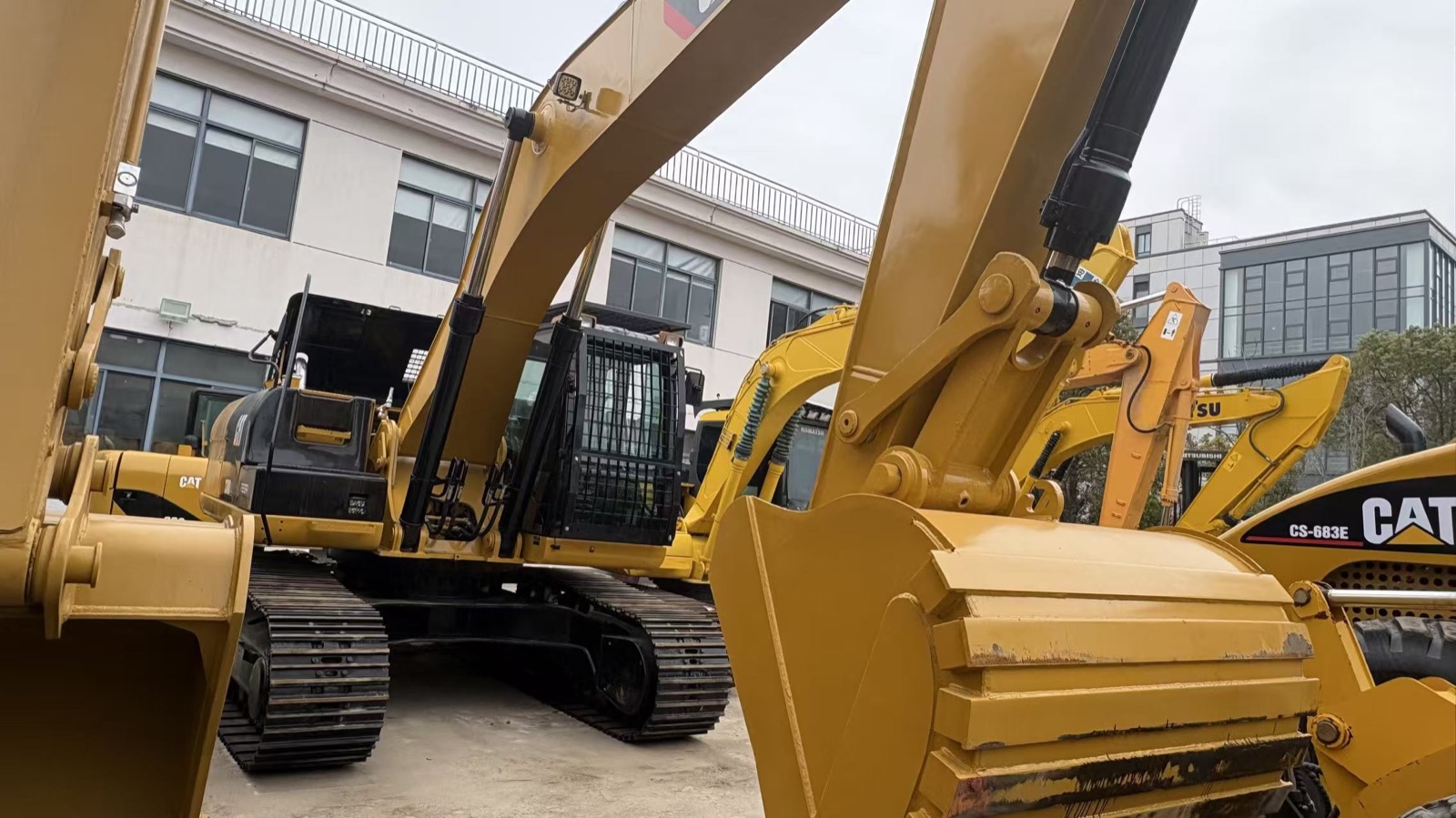 CAT 330D2L used excavator 0 photo 2