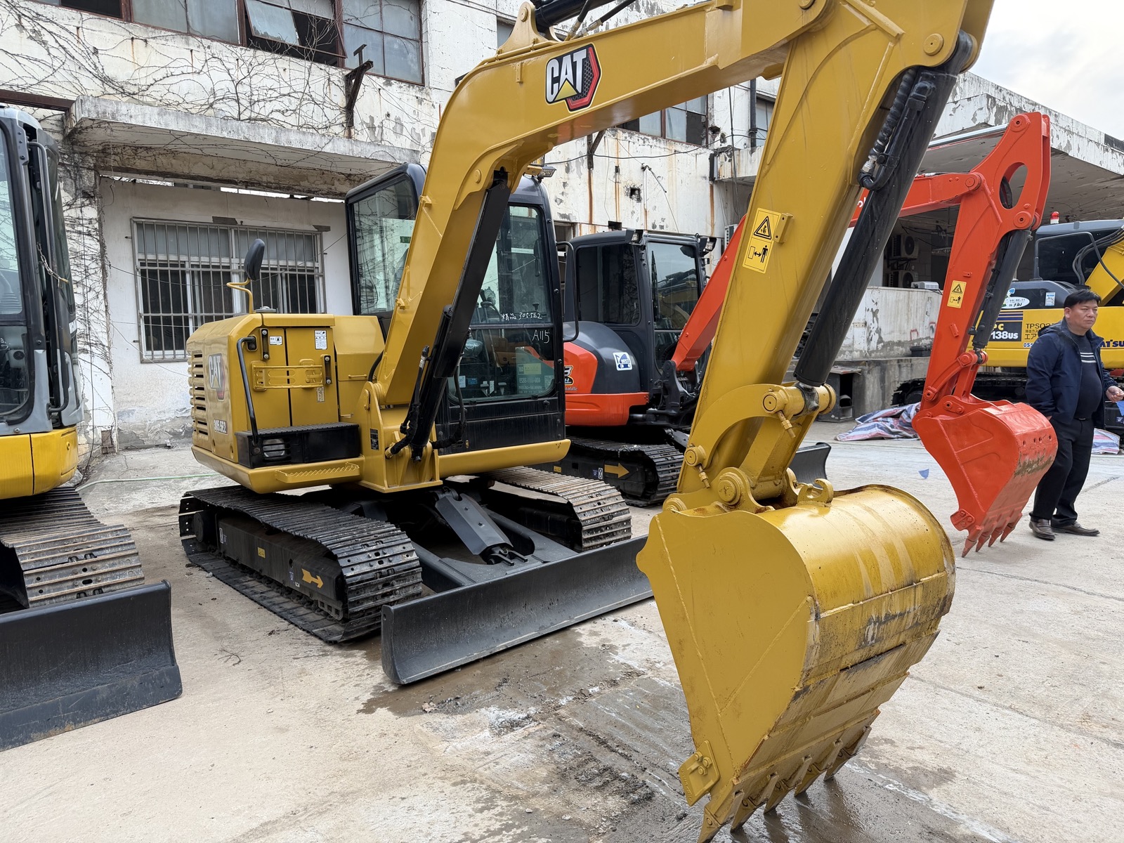 CAT 305.5E2 Mini used excavator 0 photo 2