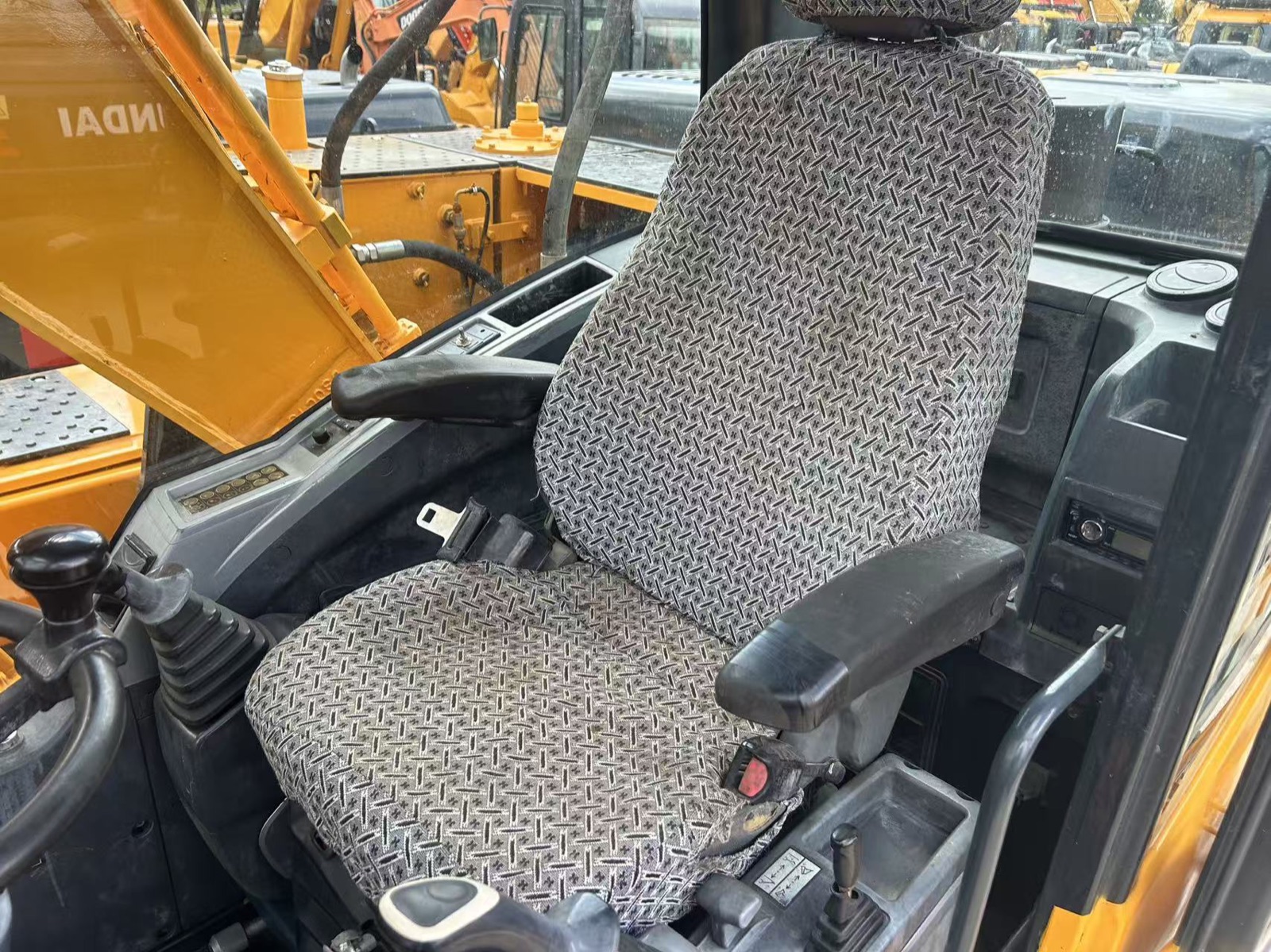 Hyundai 210W-9 used excavator 0 photo 2