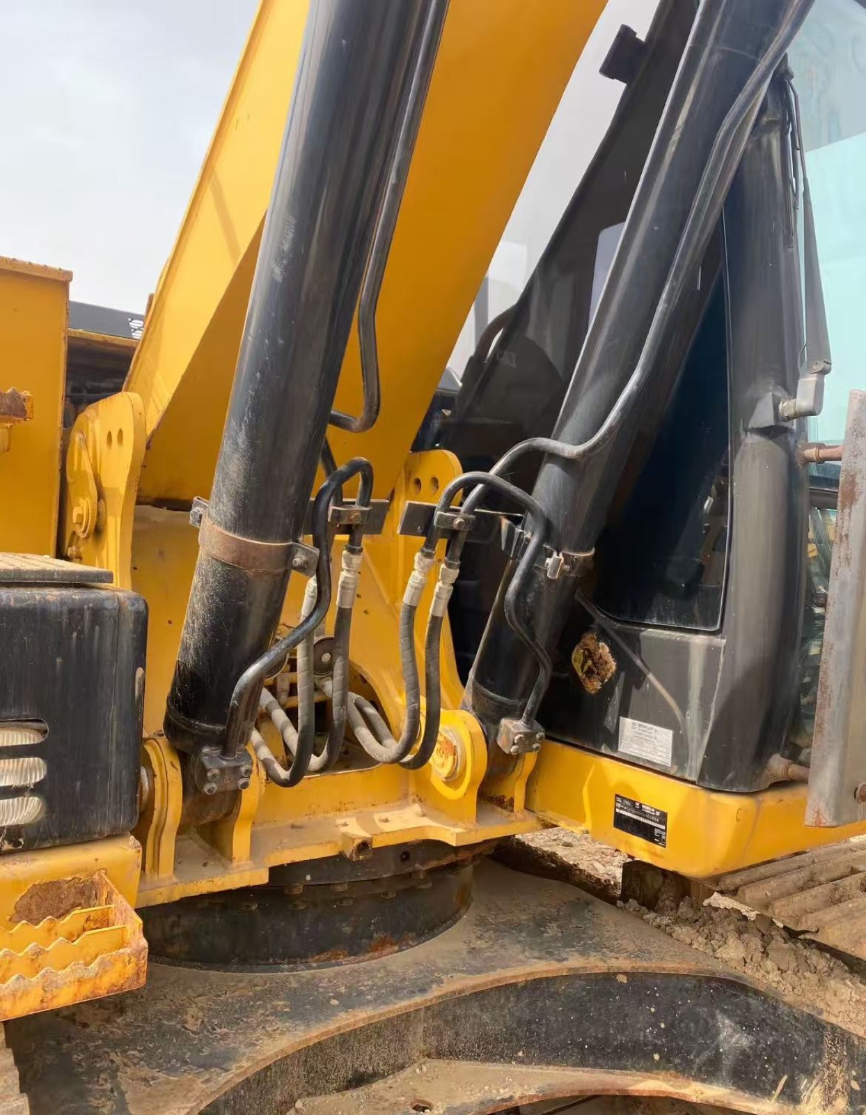 CAT 318D2 used excavator 0 photo 6
