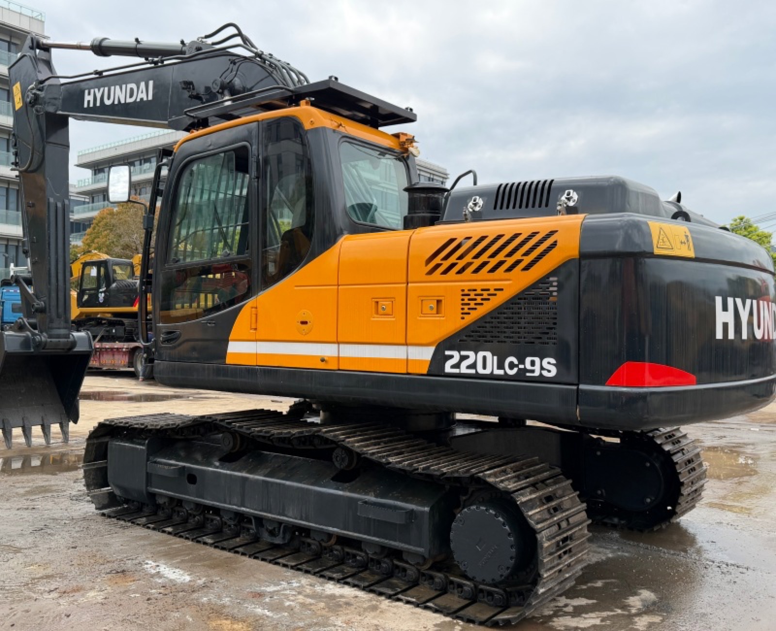 Hyundai 220 used excavator 0 photo 2
