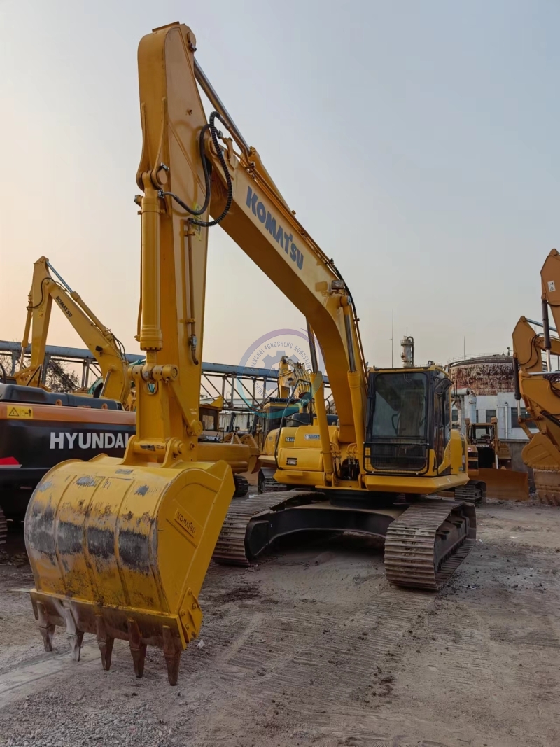 Japan Used Komatsu PC240 PC240-8 Medium Excavator 24ton Second Hand Komatsu 240 240-8 Earth Moving Digger Construction Machinery