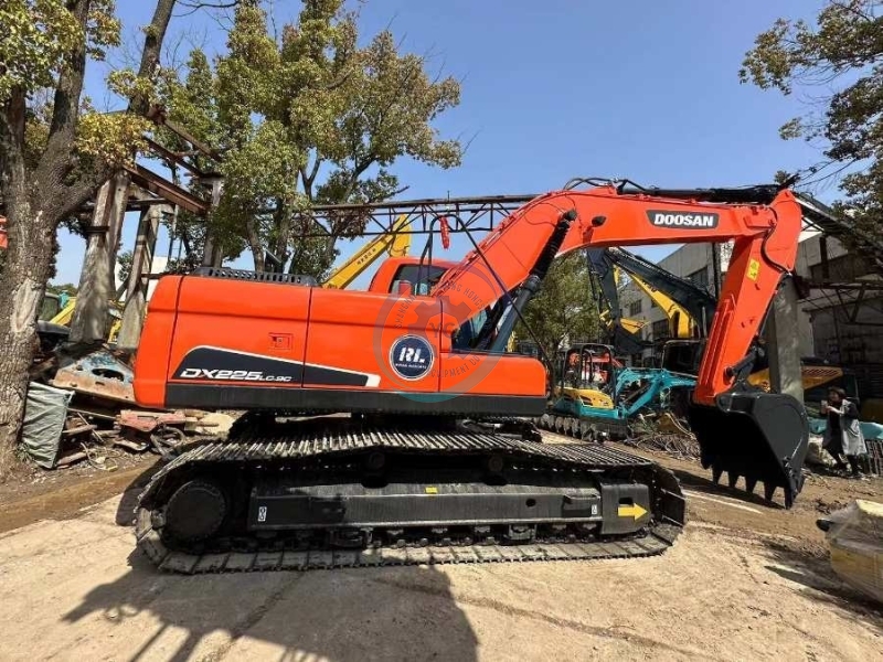 Doosan Dx225LC-9C Dx300 Used Excavator Equipment Construction Digging Machine