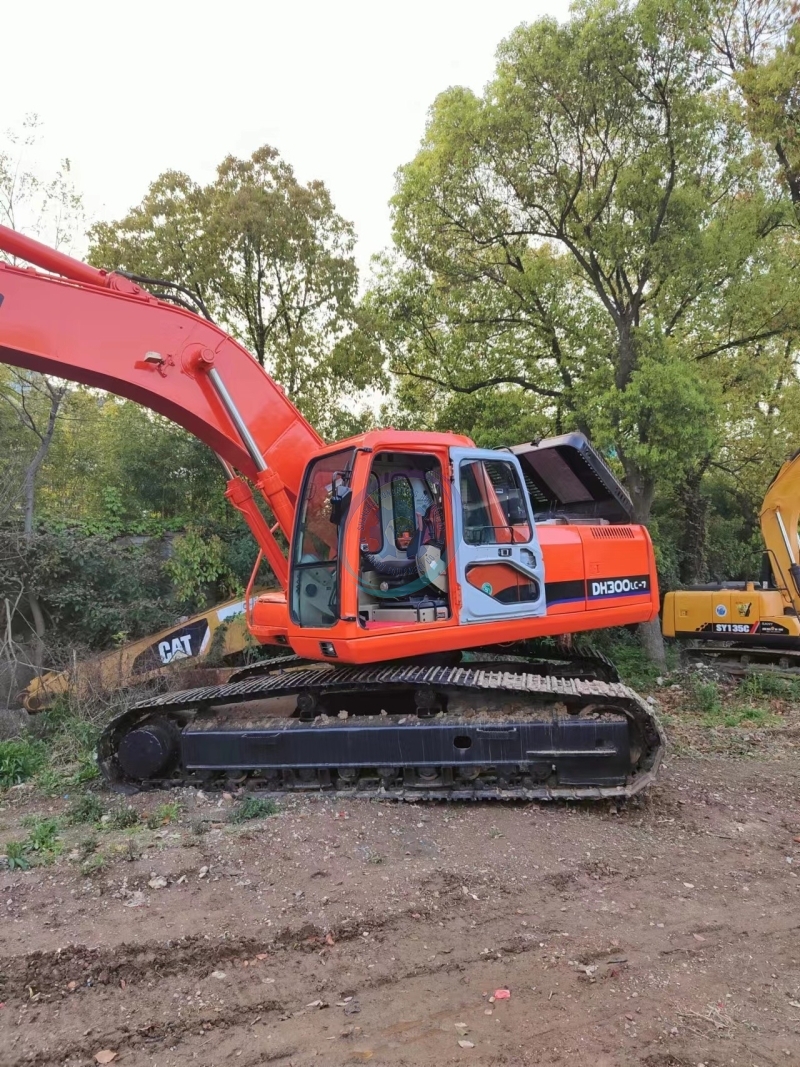29T Doosan DH300LC Used Track Excavator Repossessed Road Digging Machine