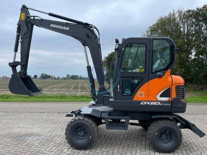 Rubber Wheel Used Doosan Excavator Machinery DX60W 5550KG