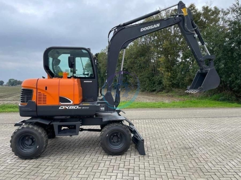 Rubber Wheel Used Doosan Excavator Machinery DX60W 5550KG