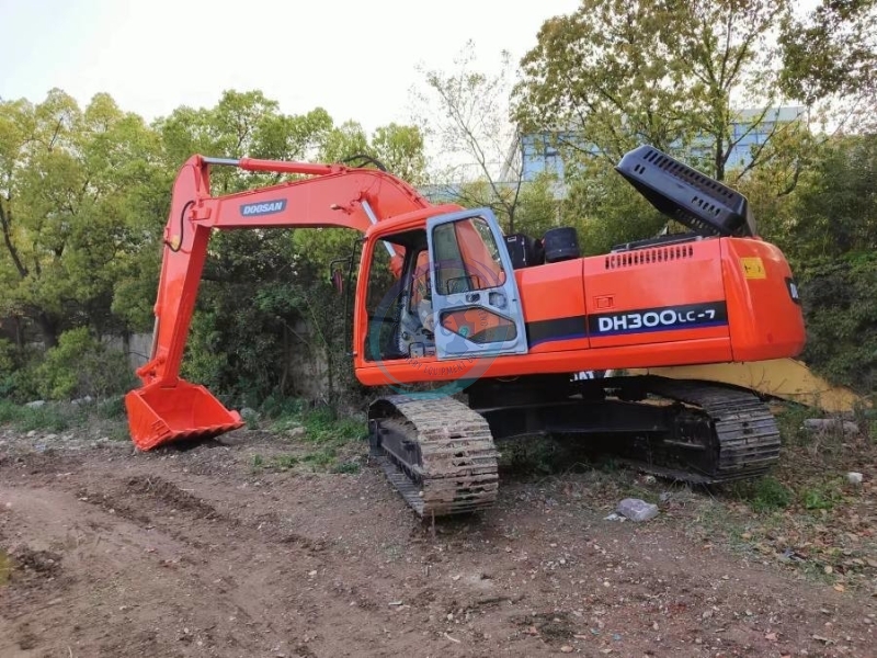 29T Doosan DH300LC Used Track Excavator Repossessed Road Digging Machine