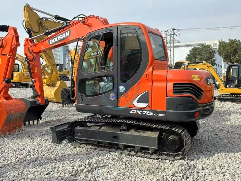 Powerful second-hand 7ton wheeled crawler DX75 excavator for sale