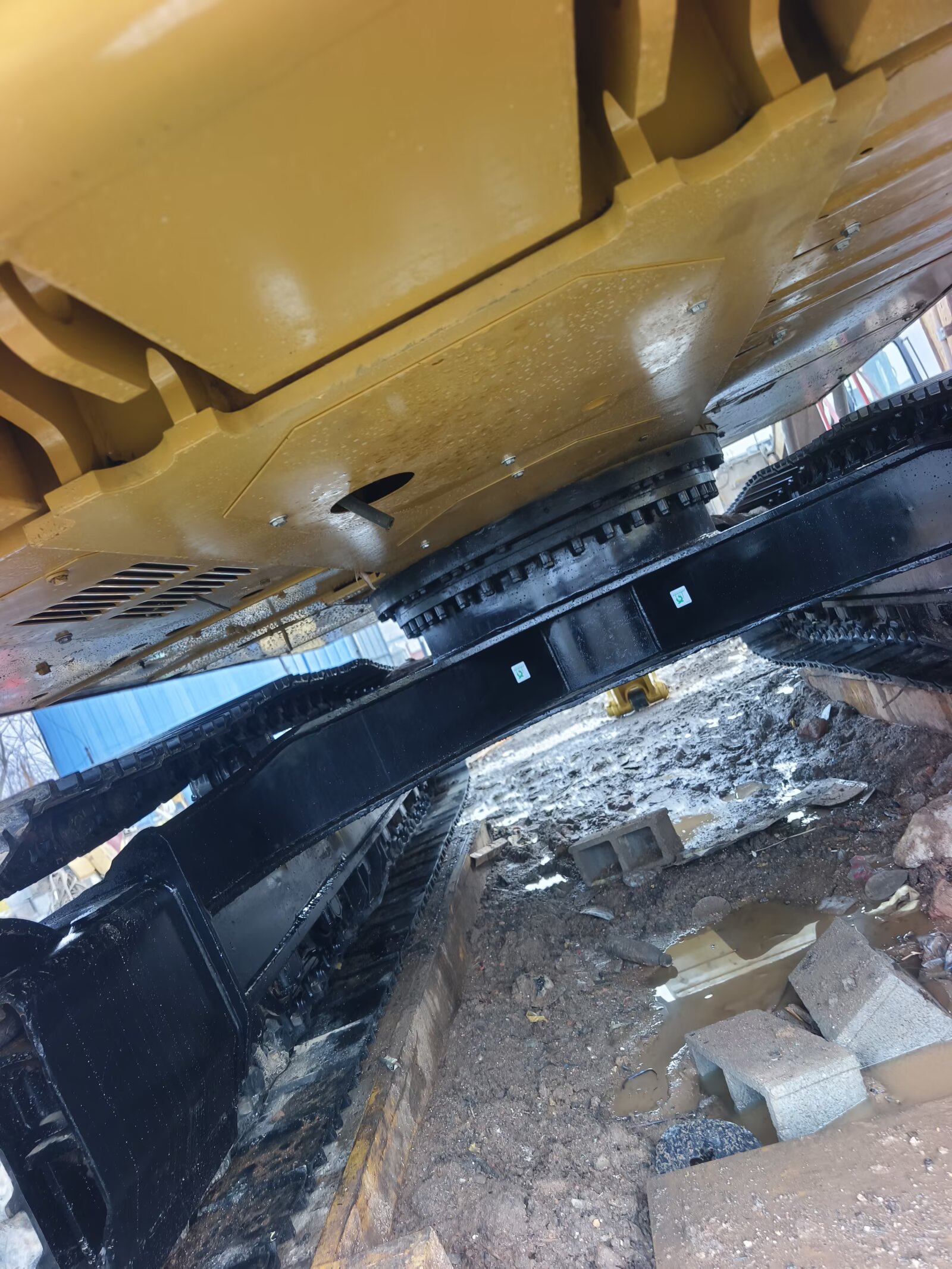 CAT 320D excavator undercarriage and swing bearing