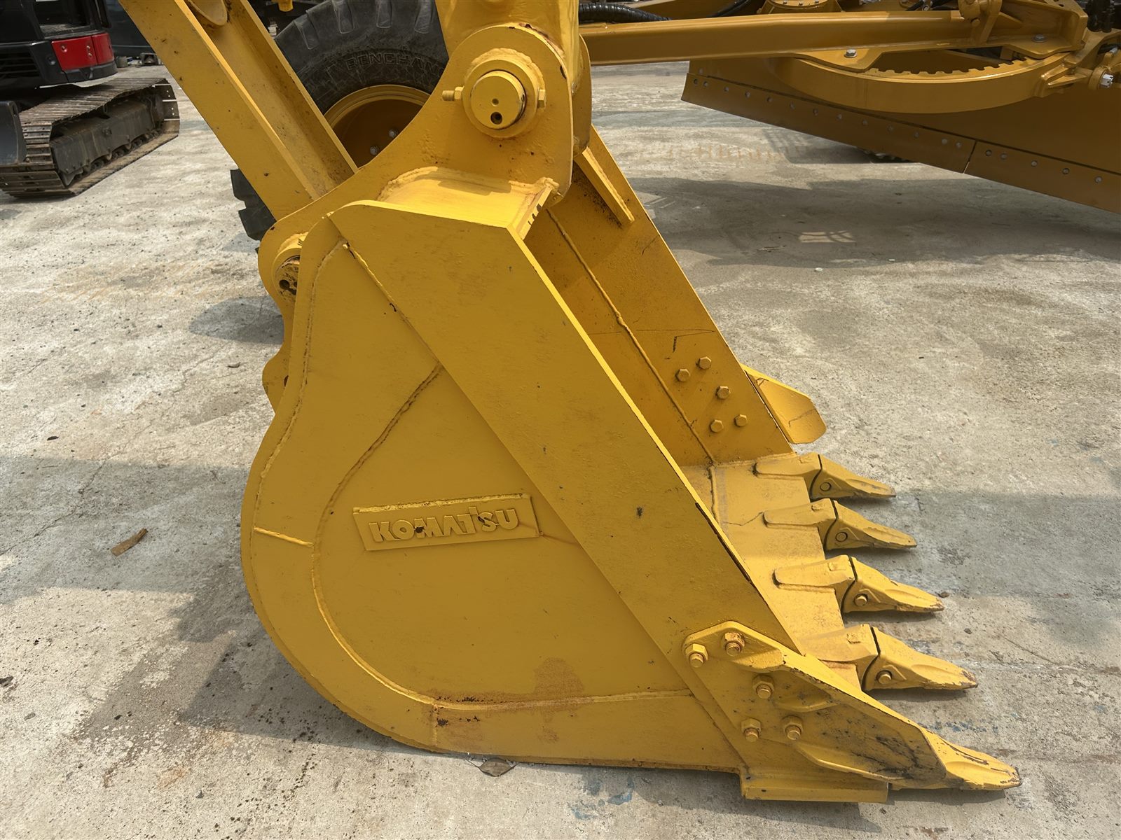 Komatsu PC200-7 bucket and linkage inspection