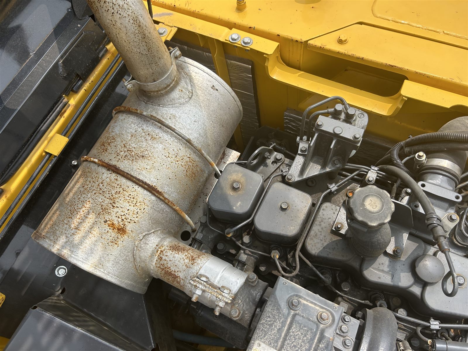 Komatsu PC200-7 engine compartment inspection