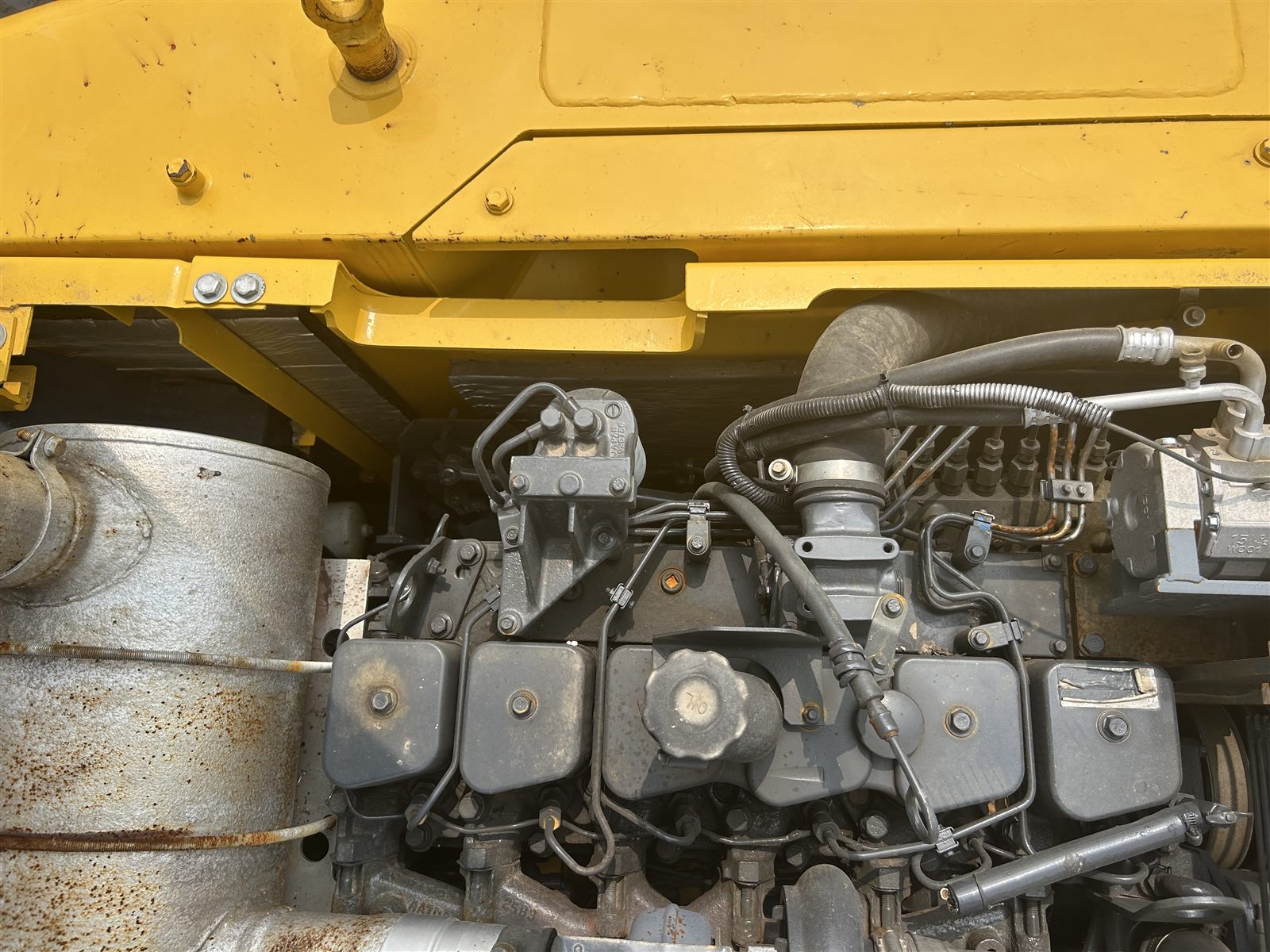 Komatsu PC200-7 hydraulic pump and hose inspection