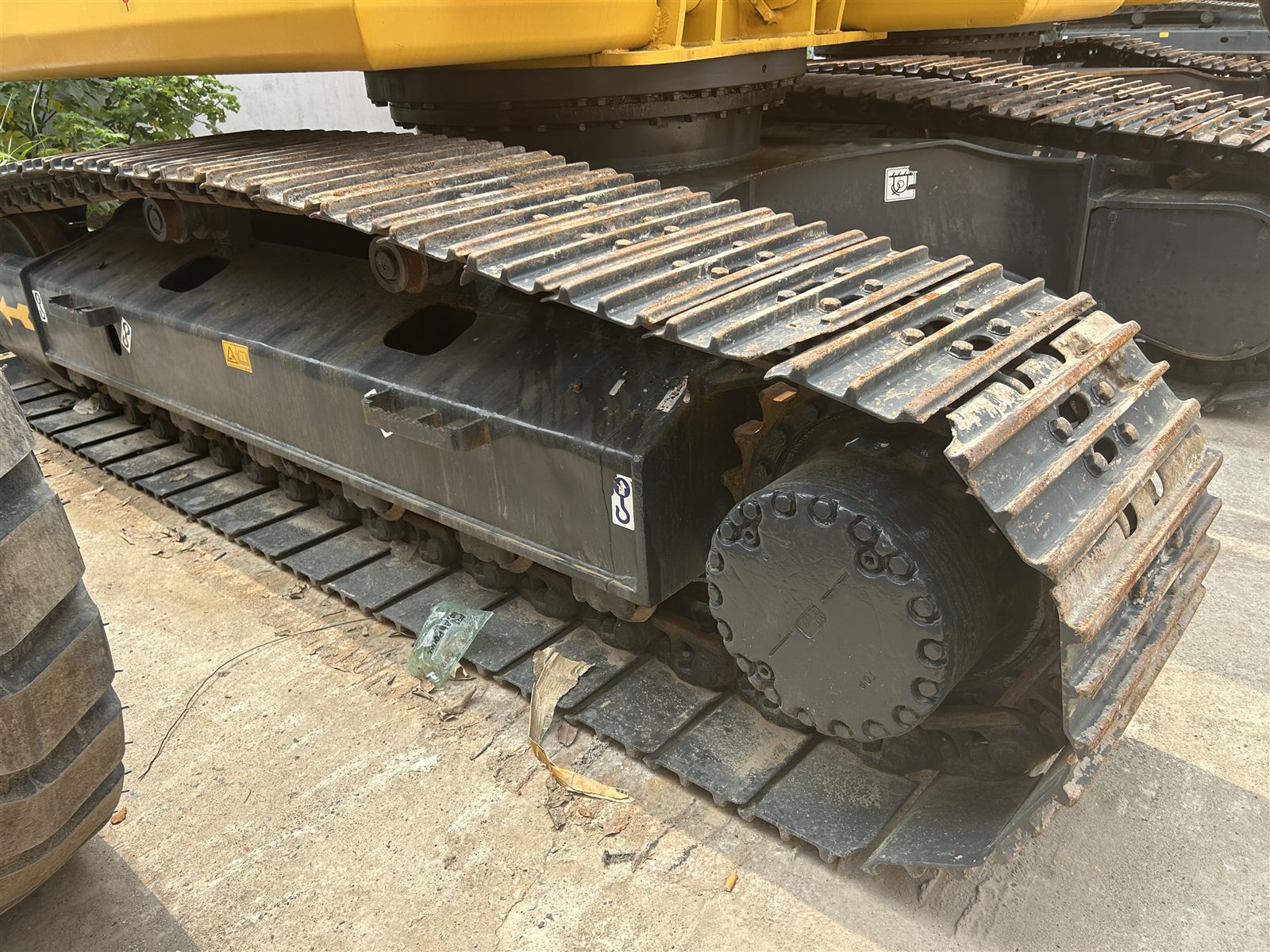 Used Komatsu PC200-7 undercarriage and track inspection
